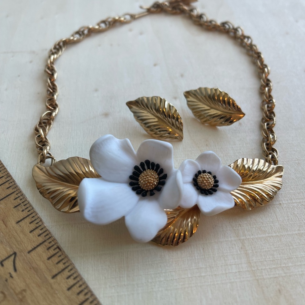 Louis Feraud Paris Vintage Set Nevklace earrings white flower gold leaf poppy ?